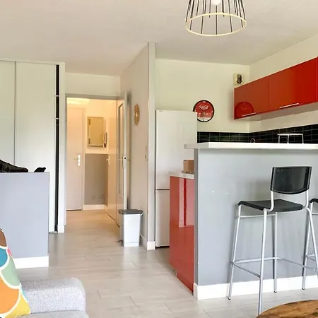 Apartment #d1 The Red One Sofa Bed Near Gem Train Station *