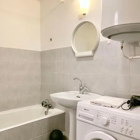 Apartament #d1 The Red One Sofa Bed Near Gem Train Station *