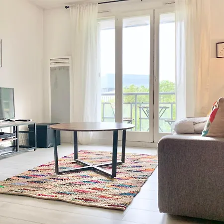 #d1 The Red One Sofa Bed Near Gem Train Station Apartament *